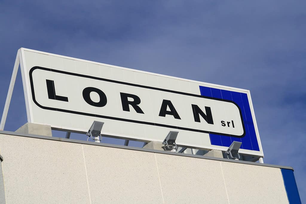 L’insegna LORAN sulla sede centrale di Modugno (Bari)