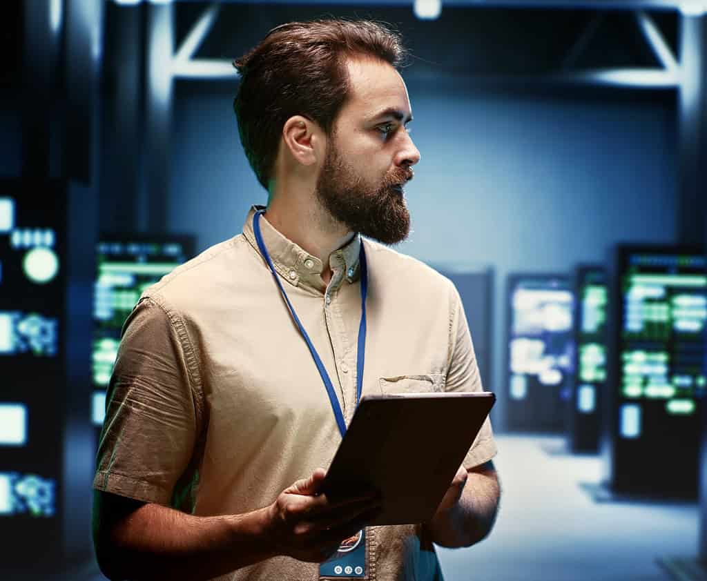 Tecnico LORAN durante il controllo dei server in data center