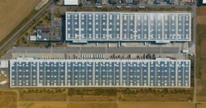 Vista aerea di capannoni industriali con pannelli solari