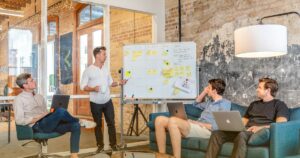 Team aziendale durante una sessione di formazione in ufficio